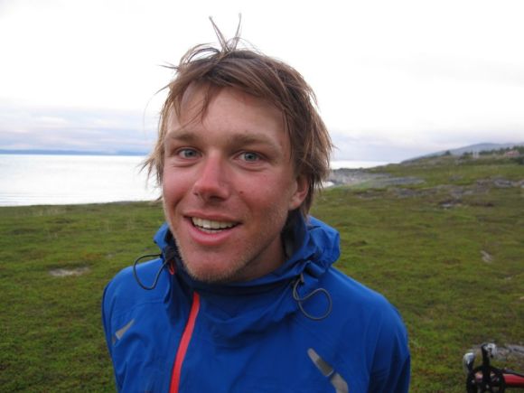 Froher Oliver beim scheuen Versuch, in die Kamera zu lächeln